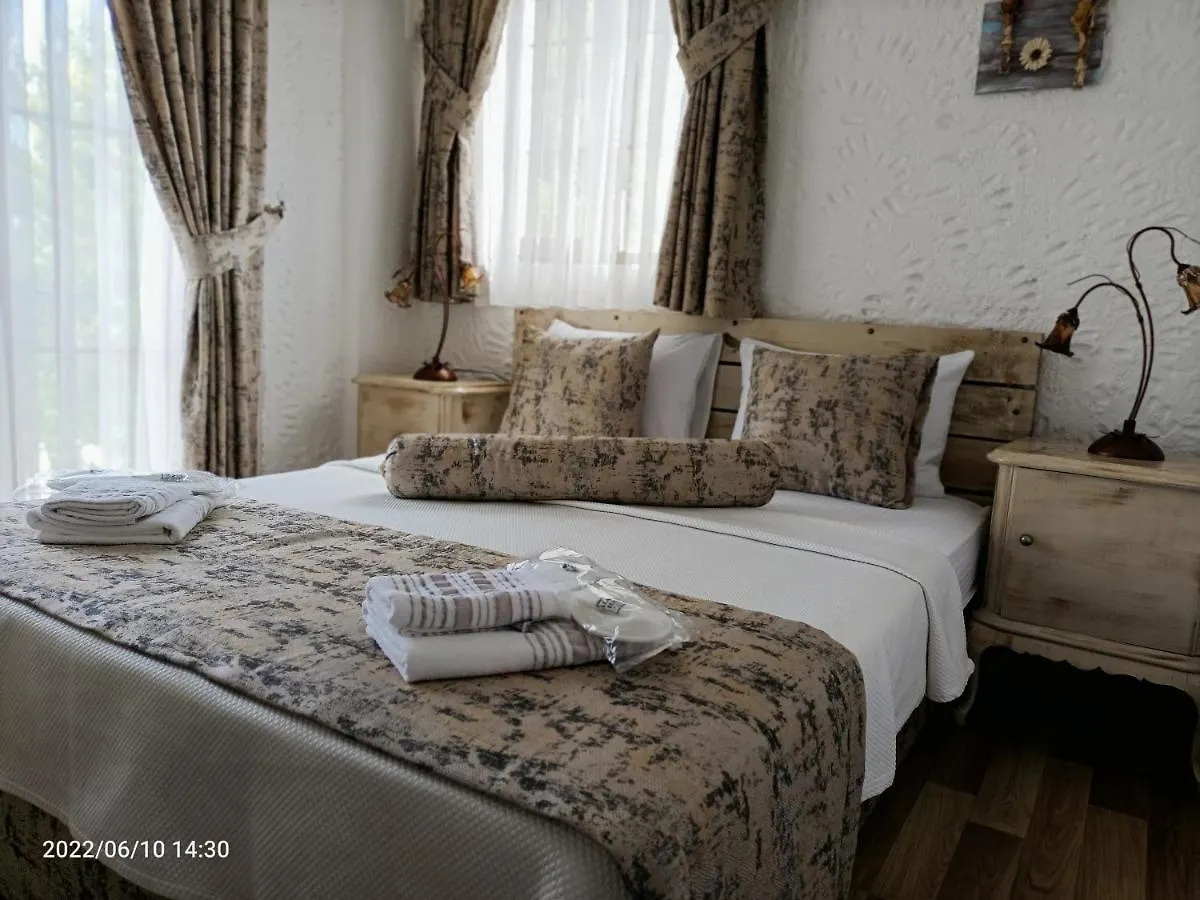 Bizim Ev Otel Alacati Σμύρνη Bed and Breakfast